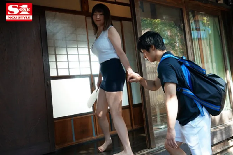 Anh chàng dâm dục cu khi nhìn trộm em họ vụng trộm với chồng