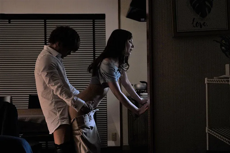 Sếp đi làm ăn, cậu nhân viên đến nhà chịch vợ yêu ông ấy