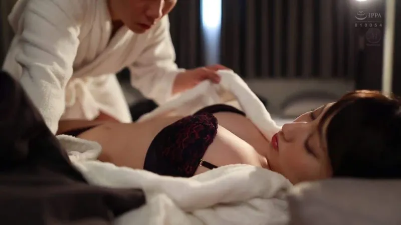 Chuyến công tác ở cùng phòng với tiền bối nữ mà tôi thầm yêu