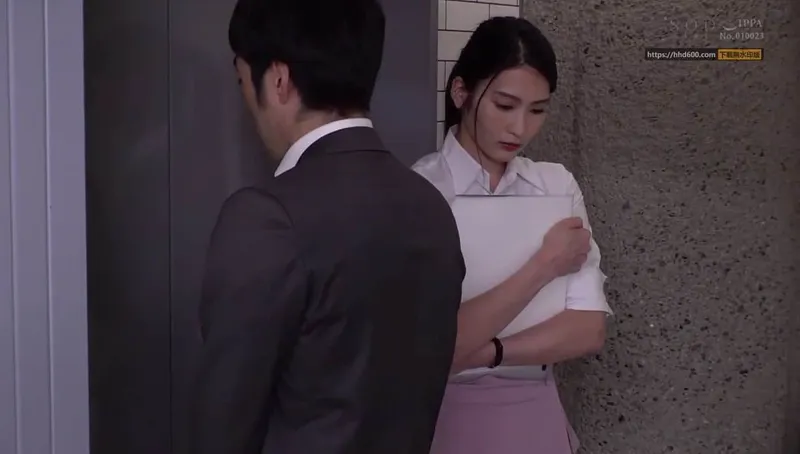 Em thư ký đáng thương hại bị tiền bối bắt vào nhà nghỉ phục vụ đối tác