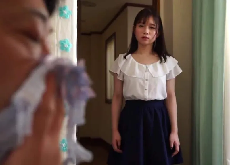 Cô gái nhỏ phát hiện bố dượng biến thái ngửi đồ lót của mình