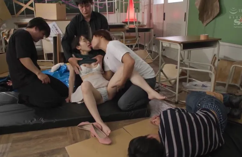 Giúp đỡ cậu bạn trai bị bắt nạt, nữ sinh dính vào đám côn đồ biến thái