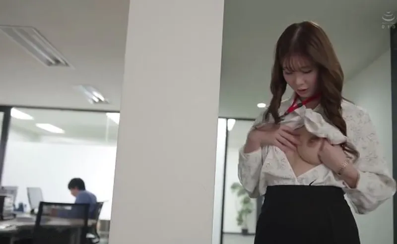 Bí ẩn đằng sau cô nhân viên vẻ ngoài nghiêm nghị, hóa ra là "nữ hoàng dâm đãng" đích thực.