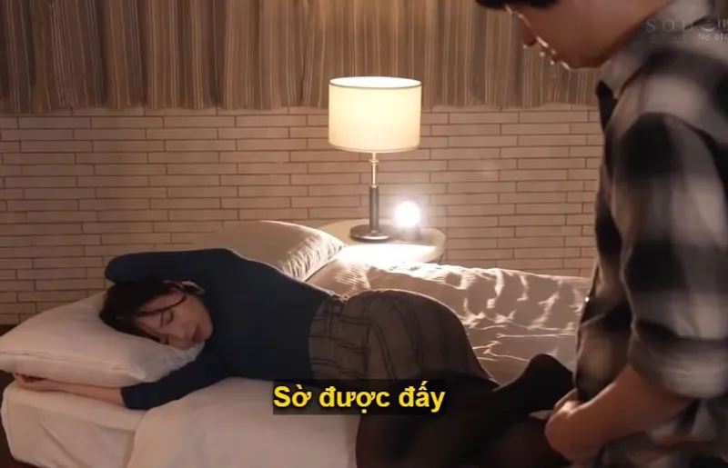 Một đêm mất ngủ với nữ phát thanh viên vang dội khi ở cùng phòng khách sạn